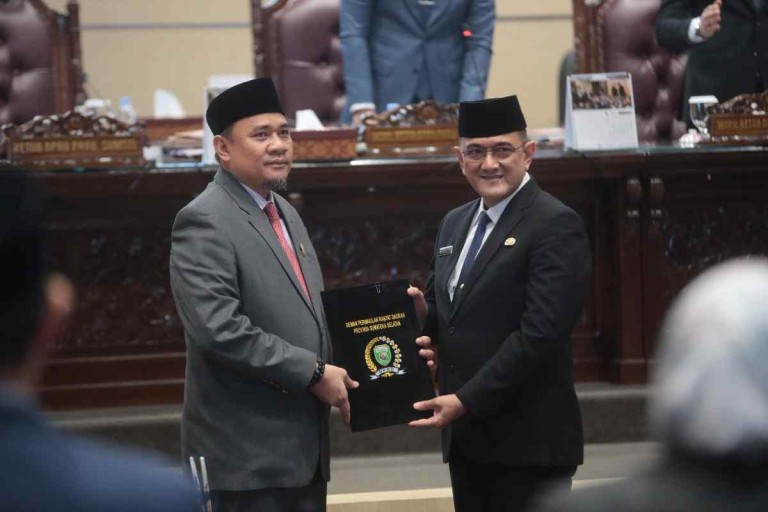 Drs, Edward Candra., M.H menghadiri serta mendengarkan penyampaian hasil resea para anggota DPRD Prov Sumsel pada Rapat Paripurna X (10) DPRD Prov Sumsel dengan agenda penyampaian laporan hasil pelaksanaan kegiatan reses pimpinan dan anggota DPRD Sumsel. Ruang Rapat Paripurna DPRD Sumsel, Senin (24/02/2025).