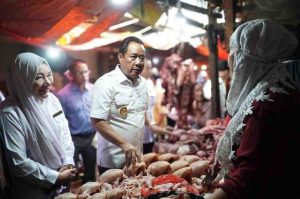Wakil Gubernur Sumsel H. Cik Ujang Melakukan Peninjauan Gerakan Pasar Murah dalam rangka menjelang Bulan Suci Ramadhan Tahun 2025 di Pasar KM 5 dan Pasar Lembaga, Rabu (26/02/25).
