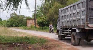 Situasi jalan yang berada di Desa Tanjung Seteko, Kecamatan Indralaya, yang berdebu karena sering dilalui oleh kendaraan pengangkut tanah.