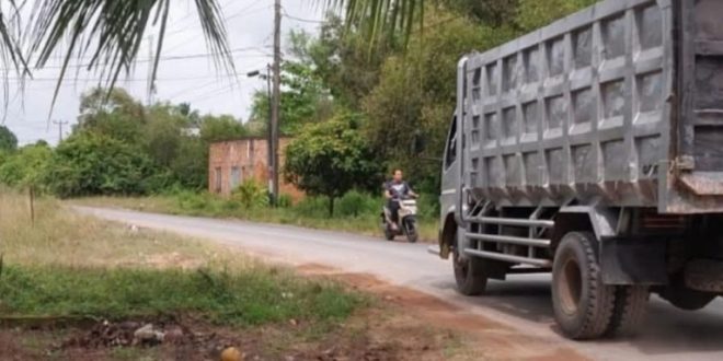 Situasi jalan yang berada di Desa Tanjung Seteko, Kecamatan Indralaya, yang berdebu karena sering dilalui oleh kendaraan pengangkut tanah.