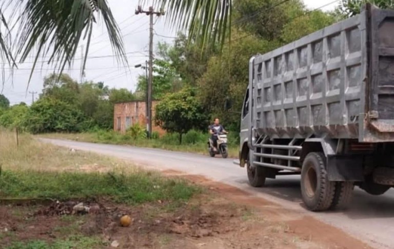 Situasi jalan yang berada di Desa Tanjung Seteko, Kecamatan Indralaya, yang berdebu karena sering dilalui oleh kendaraan pengangkut tanah.