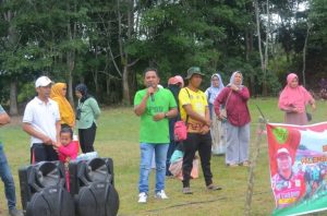 Ketua Umum Sekolah Sepak Bola Palembang Soccer Skills, Edi Triono, S.T., memberikan kata sambutan pada acara launching di Desa Sungai Rambutan, Kecamatan Indralaya Utara, Kabupaten Ogan Ilir, pada hari Minggu, tanggal 23 Februari 2025. (WARTADESAKU/ALFIYAH)