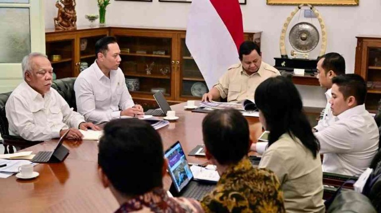 Presiden Prabowo Subianto menerima Menko Bidang Infrastruktur dan Pembangunan Kewilayahan Agus Harimurti Yudhoyono, jajaran Kementerian PU, dan Otorita IKN di Istana Merdeka, Jakarta, pda Senin, 3 Februari 2025. Foto: BPMI Setpres/Rusman