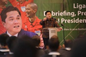 Erick Thohir saat bertemu dengan para wasit Liga 2 dalam acara Liga 2 Mid-Season Debriefing, Preparation, and PSSI President's interaction Senin (3/2/2025) di Jakarta.