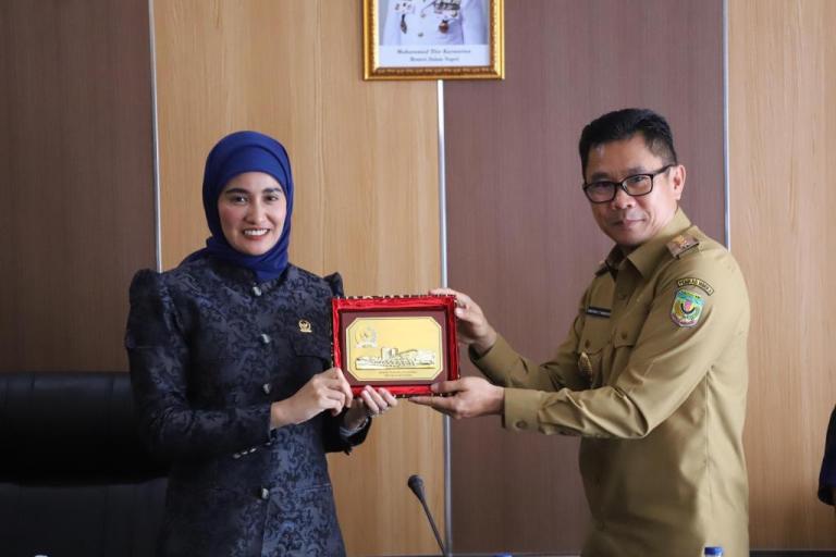 Wakil Ketua Komite IV Dewan Perwakilan Daerah Republik Indonesia, Sinta Rosma Yanti, saat melakukan Kunjungan Kerja ke Provinsi Papua Tengah dalam rangka pengawasan atas pelaksanaan Undang-Undang Nomor 9 Tahun 2018 tentang Penerimaan Negara Bukan Pajak.
