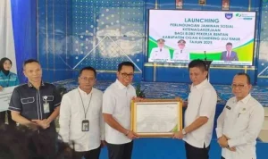 Pemerintah Kabupaten (Pemkab) Ogan Komering Ulu (OKU) Timur memperkuat komitmen jaring pengaman sosial bagi masyarakat yang berada di sektor informal. Langkah ini diwujudkan melalui peluncuran program perlindungan jaminan sosial ketenagakerjaan bagi 8.082 pekerja rentan. (MUSINEWS.ID/CPG)