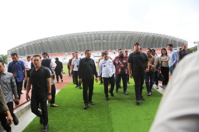 Ketua Dewan Perwakilan Rakyat Daerah (DPRD) Provinsi Sumatera Selatan (Sumsel), Andie Dinialdie, mendampingi Menteri Pemuda dan Olahraga (Menpora) Republik Indonesia, Dito Ariotedjo, melakukan peninjauan fasilitas olahraga di Jakabaring Sport City, Palembang, pada hari Rabu pagi, tanggal 12 Februari 2025.