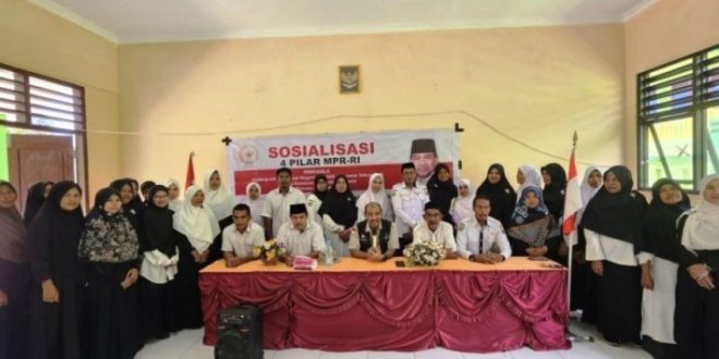 Anggota Dewan Perwakilan Daerah (DPD) Republik Indonesia asal Provinsi Maluku, Nono Sampono, Sosialisasi 4 Pilar MPR di MIN 1 Seram Bagian Barat, Kecamatan Huamual, Kabupaten Seram Bagian Barat, pada hari Sabtu, tanggal 22 Februari 2025. (MUSINEWS/TIM MEDIA NONO SAMPONO)