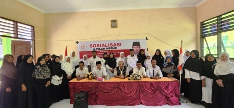 Anggota Dewan Perwakilan Daerah (DPD) Republik Indonesia asal Provinsi Maluku, Nono Sampono, Sosialisasi 4 Pilar MPR di MIN 1 Seram Bagian Barat, Kecamatan Huamual, Kabupaten Seram Bagian Barat, pada hari Sabtu, tanggal 22 Februari 2025. (MUSINEWS/TIM MEDIA NONO SAMPONO)