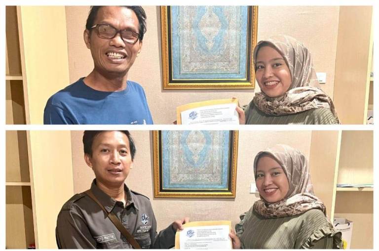 Calon Ketua Dewan Pimpinan Daerah Pro Jurnalismedia Siber Provinsi Sumatera Selatan, Darwin Syarkow dan Noto Prayitno, saat mengembalikan berkas pendaftaran, pada hari Jum'at, tanggal 31 Januari 2025.