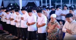 Ketua Dewan Perwakilan Rakyat Daerah Provinsi Sumatera Selatan, Andie Dinialdie, melakukan sholat berjama'ah dengan Gubernur dan Wakil Gubernur serta masyarakat Sumatera Selatan di Griya Agung, Palembang, hari Jum'at, tanggal 28 Februari 2025.