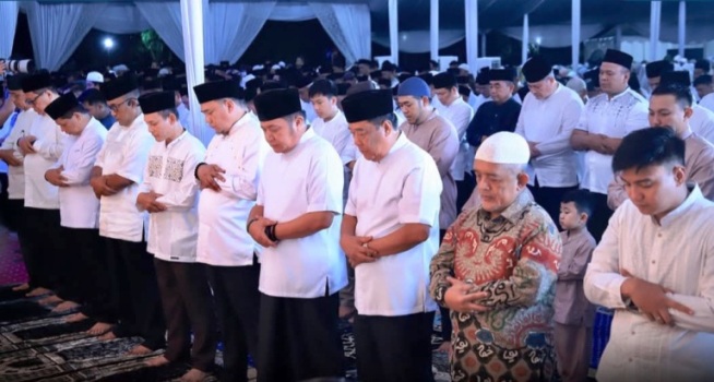 Ketua Dewan Perwakilan Rakyat Daerah Provinsi Sumatera Selatan, Andie Dinialdie, melakukan sholat berjama'ah dengan Gubernur dan Wakil Gubernur serta masyarakat Sumatera Selatan di Griya Agung, Palembang, hari Jum'at, tanggal 28 Februari 2025.