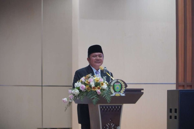 H. Herman Deru (HD) didampingi Wakil Gubernur Sumatera Selatan, H. Cik Ujang (CU) menghadiri Rapat Paripurna IX (9) DPRD Provinsi Sumatera Selatan dengan Agenda, Pidato Sambutan Gubernur Sumatera Selatan Masa Jabatan 2025-2030 di Gedung DPRD Prov. Sumsel (Senin, 3/3/2025).