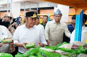 HD dan Menteri Pertanian RI Andi Arman Sulaiman beserta Wamen Pertanian RI Sudaryono secara langsung turun lapangan untuk memastikan masyarakat merasakan kestabilitasan harga pangan khususnya pada bulan ramadhan
