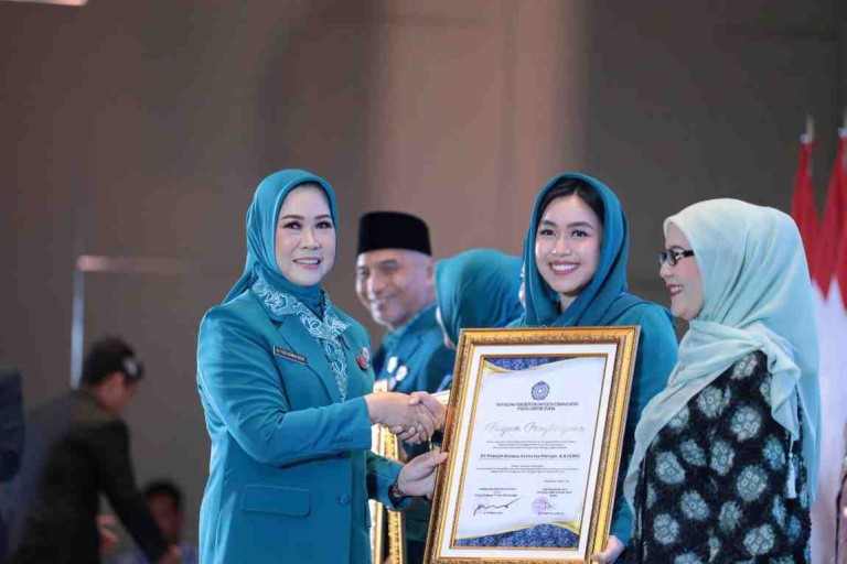 Gubernur Sumsel H. Herman Deru didampingi Wakil Gubernur Sumsel H. Cik Ujang menghadiri Pelantikan Ketua Tim Penggerak PKK, Ketua Pembina Posyandu dan Ketua Dekranasda Kabupaten / Kota di Provinsi Sumatera Selatan Tahun 2025.