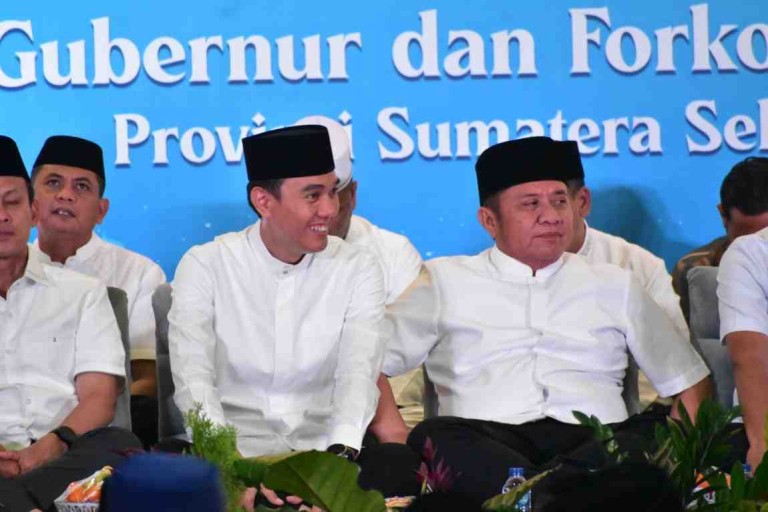 H. Muchendi Mahzareki meminta bantuan Gubernur Sumatera Selatan Herman Deru (HD) untuk menggelontorkan bantuan dari APBD Provinsi Sumsel untuk memperbaiki infrastruktur jalan di Kabupaten OKI.
