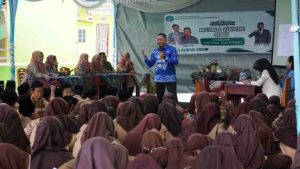 Sekretaris Dinas Kominfo OKI pada seminar Bullying dan Parenting Gadget yang dilaksanakan Yayasan Pendidikan Islam Madrasah Manbaul Ulum Islamiah Desa Celikah, Kayuagung, Ogan Komering Ilir, Kamis, (6/2/25).