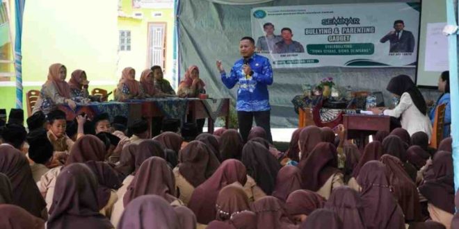 Sekretaris Dinas Kominfo OKI pada seminar Bullying dan Parenting Gadget yang dilaksanakan Yayasan Pendidikan Islam Madrasah Manbaul Ulum Islamiah Desa Celikah, Kayuagung, Ogan Komering Ilir, Kamis, (6/2/25).