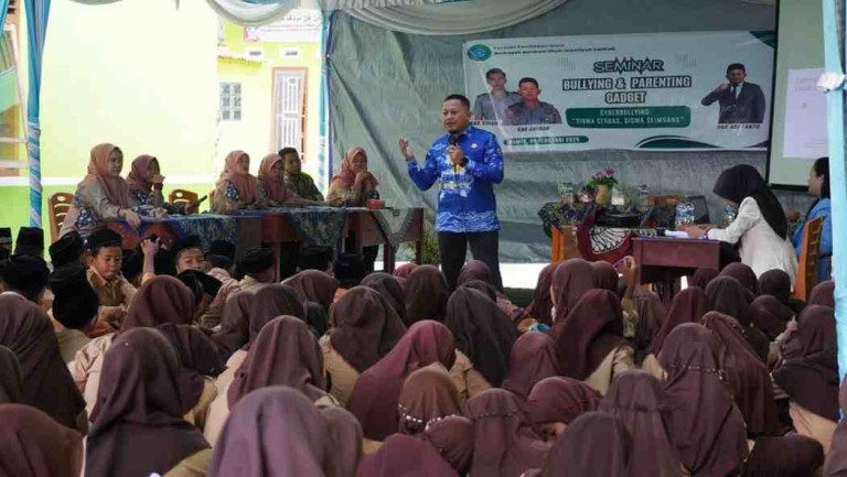 Sekretaris Dinas Kominfo OKI pada seminar Bullying dan Parenting Gadget yang dilaksanakan Yayasan Pendidikan Islam Madrasah Manbaul Ulum Islamiah Desa Celikah, Kayuagung, Ogan Komering Ilir, Kamis, (6/2/25).