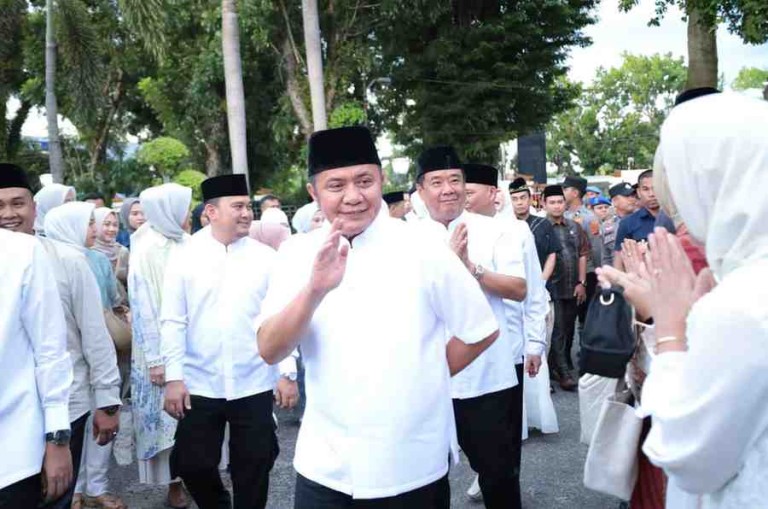Gubernur Sumatera Selatan, H. Herman Deru (HD) didampingi Ketua TP PKK Prov. Sumsel, Hj. Feby Herman Deru bersama Wakil Gubernur Sumsel, H. Cik Ujang beserta istri, Hj. Lidyawati Cik Ujang melaksanakan safari ramadhan 1446H/2025M bersama Forkopimda Provinsi Sumatera Selatan di Kabupaten Ogan Komering Ilir (OKI).