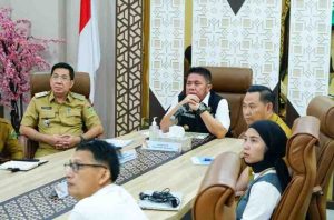 H. Herman Deru menghadiri Rapat Koordinasi Penanganan Inflasi di Daerah Tahun 2025 dirangkaikan dengan Pembahasan Antisipasi Cuaca Ekstrem Periode Idul Fitri 1446 Η secara virtual di Sumsel Command Center, Senin, (10/3/2025).