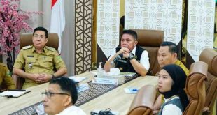 H. Herman Deru menghadiri Rapat Koordinasi Penanganan Inflasi di Daerah Tahun 2025 dirangkaikan dengan Pembahasan Antisipasi Cuaca Ekstrem Periode Idul Fitri 1446 Η secara virtual di Sumsel Command Center, Senin, (10/3/2025).
