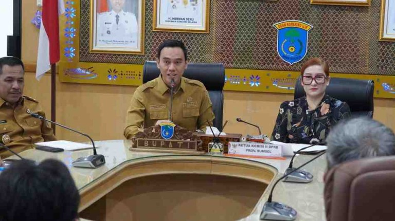 Muchendi saat menerima reses Anggota Komisi II DPRD Provinsi Sumsel di Kantor Bupati OKI, Senin, (10/3/25).