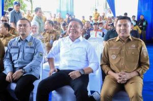 H. Herman Deru menjalin silaturahmi bersama masyarakat Desa Babatan Saudagar, Kecamatan Pemulutan, Kabupaten Ogan Ilir, di Lapangan Kantor Desa Babatan Saudagar, Selasa (11/3/2025).