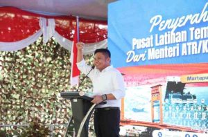 Penyerahan Sertifikat Pusat Latihan Tempur TNI AD (Puslatpur) dari Menteri ATR/Kepala BPN Kepada Kepala Staf Angkatan Darat (Kasad) di Puslatpur OKUT, Rabu (12/3/2025) siang.