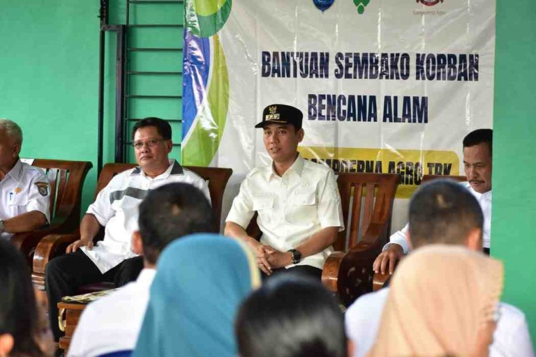 Pemerintah Kabupaten Ogan Komering Ilir bersama PT Sampoerna Agro menyalurkan bantuan kepada warga terdampak banjir di Desa Pematang Panggang, Kecamatan Mesuji pada Rabu, (12/3).