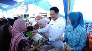 Menjelang Hari Raya Idul Fitri, Pemerintah Kabupaten Ogan Komering Ilir terus mengupayakan stabilitas harga bahan pokok melalui Operasi Pasar.