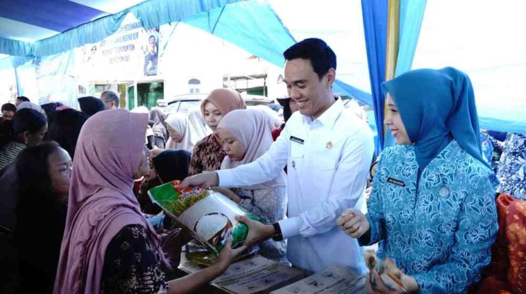 Menjelang Hari Raya Idul Fitri, Pemerintah Kabupaten Ogan Komering Ilir terus mengupayakan stabilitas harga bahan pokok melalui Operasi Pasar.