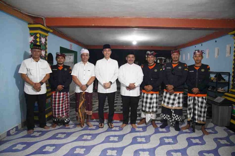 Umat Hindu di Kecamatan Lempuing OKI turut hadir pada Safari Ramadan yang digelar oleh Pemkab OKI di Padepokan PSHT Desa Debak Rejo Kecamatan Lempuing, Rabu (12/3/25).