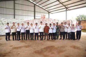 H. Muchendi mulai merealisasikan program gerak cepat (Quick Win) berupa bantuan pupuk kepada 415 petani sawit anggota KUD PKS Maju Lancar, Desa Sedyo Mulyo Kecamatan Mesuji Raya, Rabu, (12/3/25).