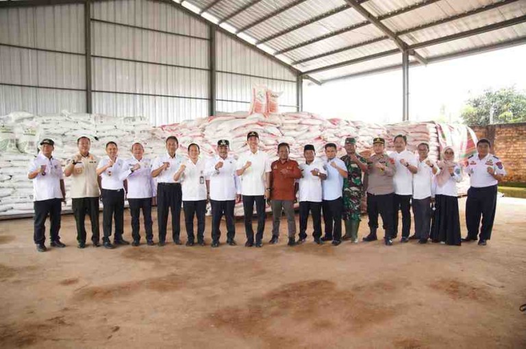 H. Muchendi mulai merealisasikan program gerak cepat (Quick Win) berupa bantuan pupuk kepada 415 petani sawit anggota KUD PKS Maju Lancar, Desa Sedyo Mulyo Kecamatan Mesuji Raya, Rabu, (12/3/25).