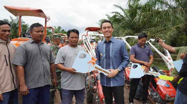 H. Muchendi saat menyerahkan alat mesin pertanian kepada para petani di Kecamatan Air Sugihan, Jum'at (14/5/25).