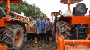 H. Muchendi Mahzareki mendidistribusikan alat mesin pertanian (Alsintan) kepada Brigade Pangan di Kecamatan Air Sugihan.