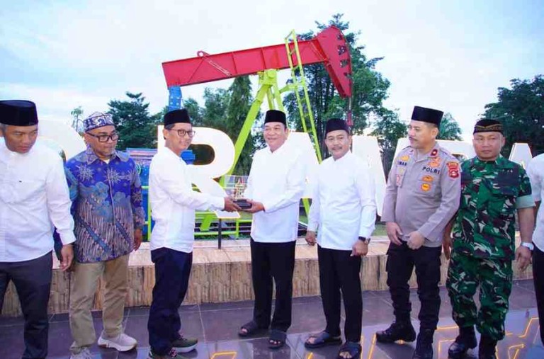 Bupati Musi Banyuasin (Muba) H. M. Toha, SH, dan Wakil Bupati Kyai Rohman, melangkah penuh semangat menghadiri Safari Ramadhan 1446 H. Acara buka puasa bersama ini diselenggarakan oleh Manajemen Pertamina Regional I Zona 4 Ramba Field di Camp Pertamina EP Ramba Field, Desa Ramba Jaya, Kecamatan Babat Supat.