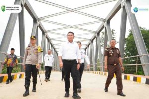 Peresmian ditandai dengan penandatanganan prasasti dan pemecahan kendi di atas jembatan Air Keruh Kecamatan Bulang Tengah Suku Ulu Kabupaten Musi Rawas, Rabu (19/3/2025).