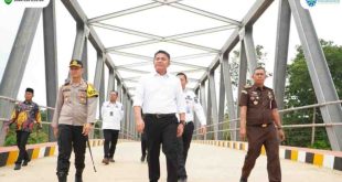Peresmian ditandai dengan penandatanganan prasasti dan pemecahan kendi di atas jembatan Air Keruh Kecamatan Bulang Tengah Suku Ulu Kabupaten Musi Rawas, Rabu (19/3/2025).