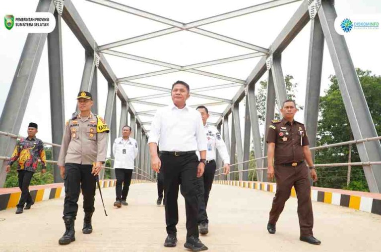 Peresmian ditandai dengan penandatanganan prasasti dan pemecahan kendi di atas jembatan Air Keruh Kecamatan Bulang Tengah Suku Ulu Kabupaten Musi Rawas, Rabu (19/3/2025).