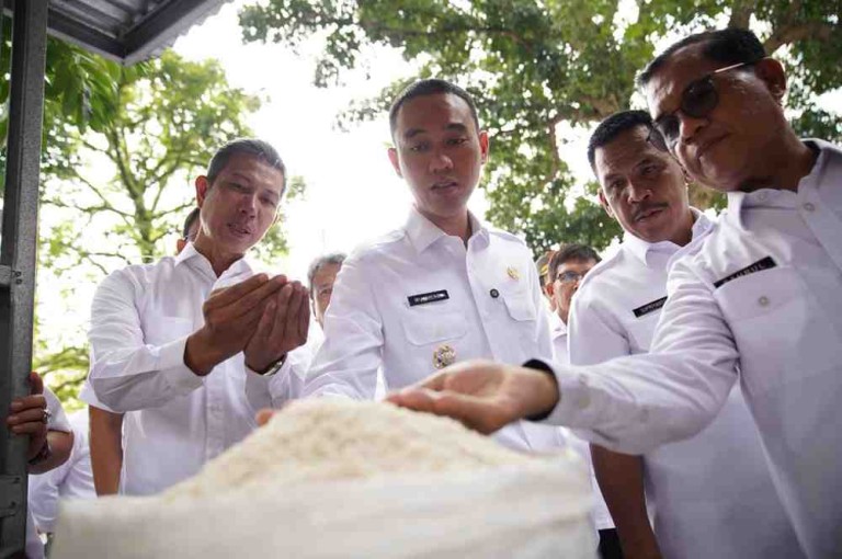 Bupati Ogan Komering Ilir (OKI), H. Muchendi Mahzareki melakukan inpeksi mendadak (sidak) di pasar dan sejumlah distributor di Kayuagung.