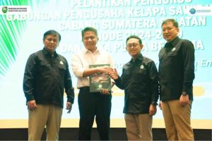 H Herman Deru menghadiri langsung Pelantikan Pengurus Gabungan Pengusaha Kelapa Sawit (GAPKI) Cab Sumsel Periode 2024 - 2029 di Ballroom Excelton Hotel Palembang, Kamis (20/03/2025).