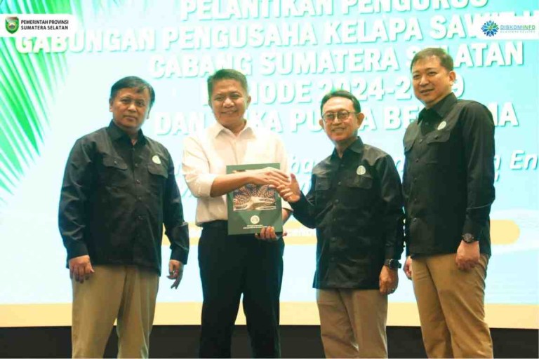 H Herman Deru menghadiri langsung Pelantikan Pengurus Gabungan Pengusaha Kelapa Sawit (GAPKI) Cab Sumsel Periode 2024 - 2029 di Ballroom Excelton Hotel Palembang, Kamis (20/03/2025).