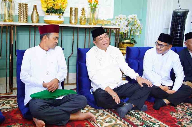 H M Toha SH bersama ulama kondang Prof. Dr. K.H. Abdul Somad, LC., D.E.S.A., Ph.D, meresmikan Pondok Pesantren Al-Ma’arif pada Minggu (23/3).