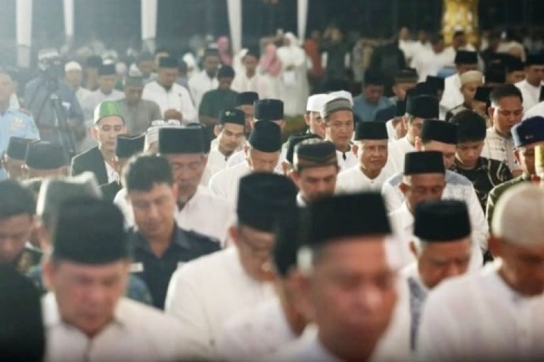 Ketua Dewan Perwakilan Rakyat Daerah Provinsi Sumatera Selatan, Andie Dinialdie, melakukan sholat berjama’ah dengan Gubernur dan Wakil Gubernur serta masyarakat Sumatera Selatan di Griya Agung, Palembang, hari Jum’at, tanggal 28 Februari 2025.