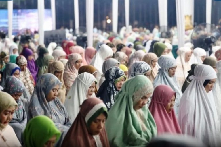 Ketua Dewan Perwakilan Rakyat Daerah Provinsi Sumatera Selatan, Andie Dinialdie, melakukan sholat berjama’ah dengan Gubernur dan Wakil Gubernur serta masyarakat Sumatera Selatan di Griya Agung, Palembang, hari Jum’at, tanggal 28 Februari 2025.