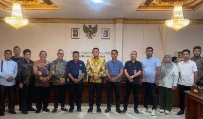 Ketua Dewan Perwakilan Rakyat Daerah (DPRD) Provinsi Sumatera Selatan (Sumsel), Andie Dinialdie, menerima perwakilan tenaga honorer dari berbagai Organisasi Perangkat Daerah (OPD) di lingkungan Pemerintah Provinsi (Pemprov) Sumsel, pada hari Jum'at, tanggal 10 Januari 2025.