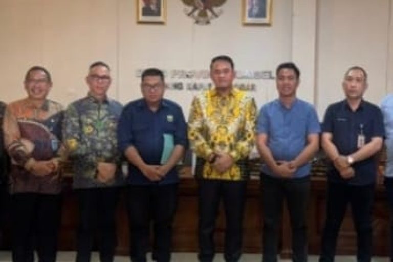 Ketua Dewan Perwakilan Rakyat Daerah (DPRD) Provinsi Sumatera Selatan (Sumsel), Andie Dinialdie, menerima perwakilan tenaga honorer dari berbagai Organisasi Perangkat Daerah (OPD) di lingkungan Pemerintah Provinsi (Pemprov) Sumsel, pada hari Jum’at, tanggal 10 Januari 2025.