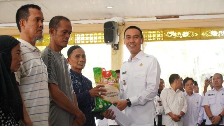 H. Muchendi menyalurkan bantuan sebanyak 1.129 paket beras kepada warga kurang mampu dalam kecamatan kota Kayuagung. Rabu, (26/03/25)
